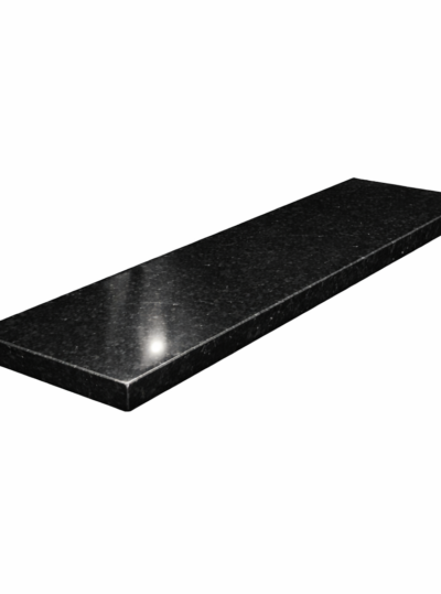 parapet zewnętrzny czarny granit Absolute Black poler 3 cm z naturalnym odbiciem światła na białym tle